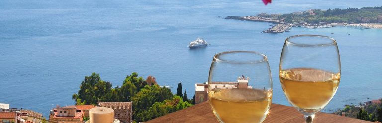 Taormina_pizza-and-glasses-of-wine-on-the-table-against-the-view-of-the-sea_Taormina-private-tours_Chiara-Rozzi